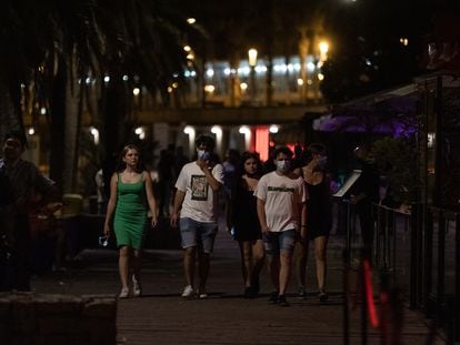Varios jóvenes pasean por las calles de Barcelona, el pasado 6 de julio.