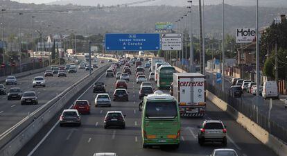 Tráfico intenso en la autovía A-6, en la salida de Madrid.