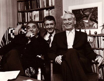 Gabriel García Márquez, Francisco J. Uriz y Artur Lundkvist, de la Academia Sueca, en una foto de diciembre de 1982 cuando recogió el Nobel en Estocolmo.