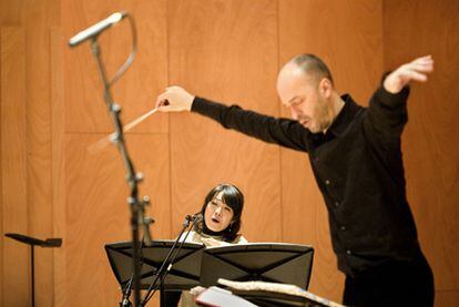 Juan Bautista Otero y Sunhae Im, durante la grabación de las cantatas de Martín y Soler el pasado mes de marzo en el Conservatorio del Liceo.