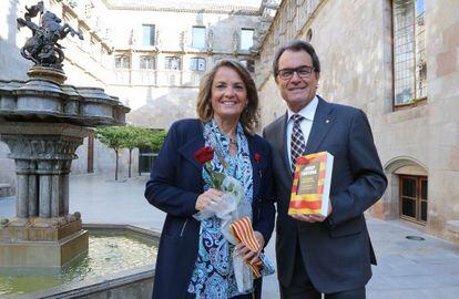 Artur Mas, con su esposa Helena Rakosnik ayer en la Generalitat tras regalarse un libro y una rosa.