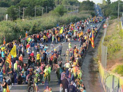 La marcha de Tarragona transcurre por la N-340. Imagen de la caminata a la altura de Altafulla.