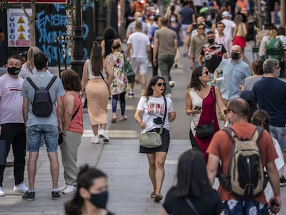 Ambiente en la Gran Vía de Madrid, este sábado.