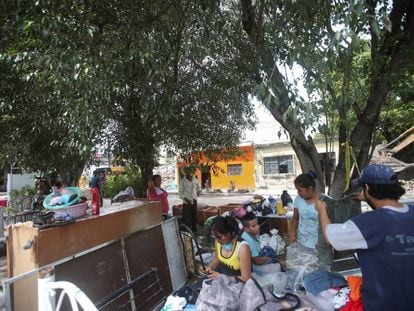 Una familia damnificada, con sus pertenencias, en plena calle de Jojutla (Morelos).