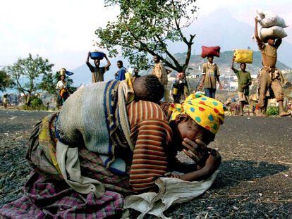 Unas 800.000 personas fueron asesinadas en el genocidio de Ruanda, una de las páginas más tristes de la historia universal, entre abril y julio de 1994. En la imagen, una mujer ruandesa, con su hijo a la espalda, se derrumba en la carretera de camino al campamento de refugiados de Kibumba y Goma, el 28 de julio de 1994.