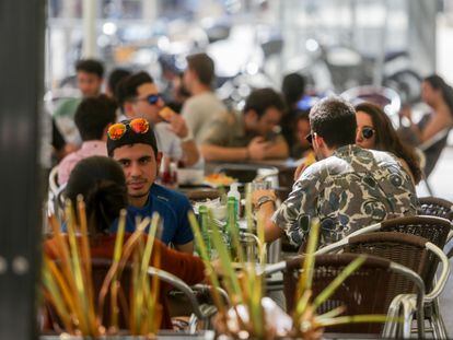 Varias personas en una terraza de un restaurante de Madrid.