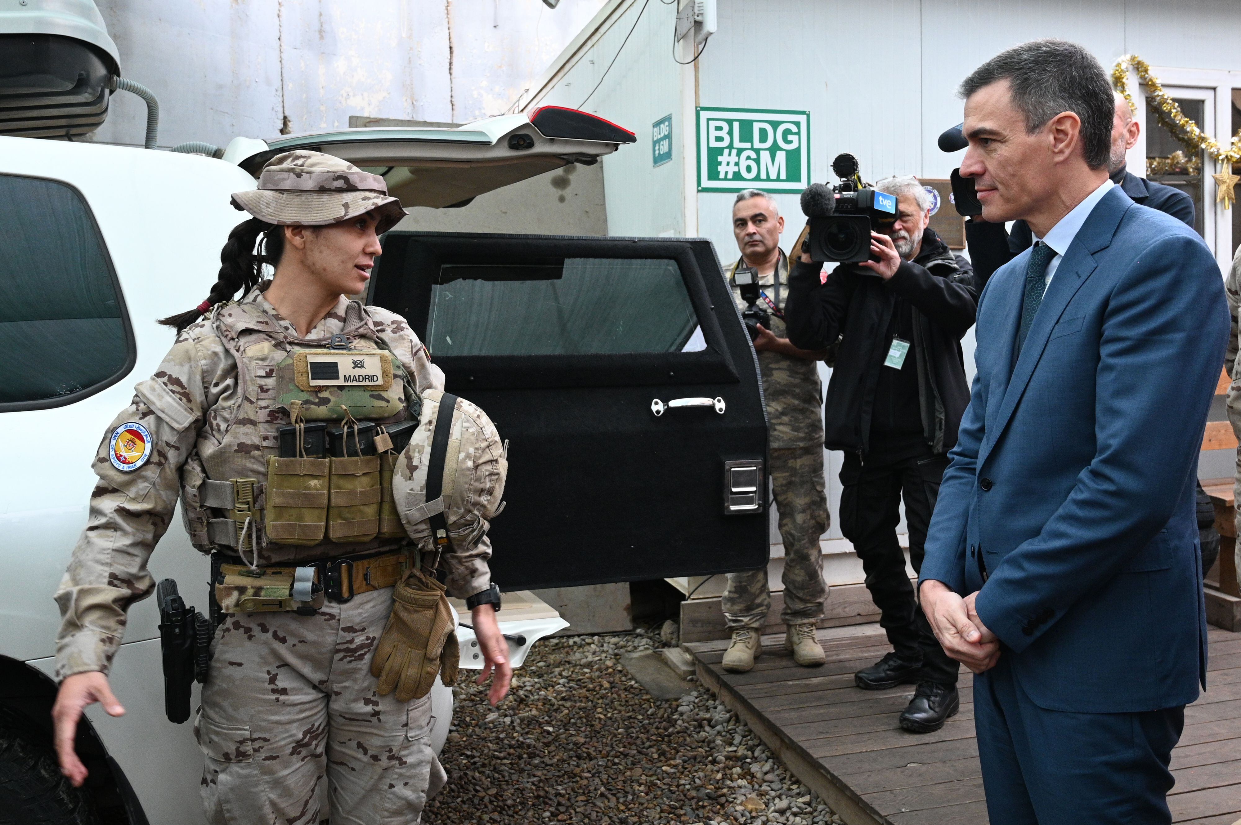 Sánchez, con una militar española durante su visita de este jueves a Irak.