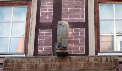 Un búho con gafas en la fachada de una librería del centro de Wernigerode. La coloridad ciudad del Harz, como se la conoce, decora sus edificios con esculturas de animales de la región o figuras humanas que evocan las profesiones comunes (minero, carpintero, granjero, entre otros).