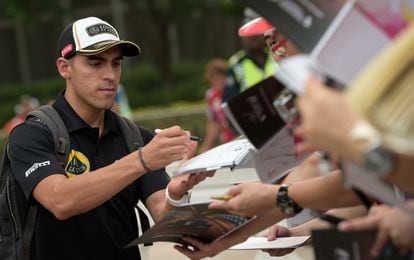 Pastor Maldonado firma autógrafos en Singapur en septiembre de 2015.