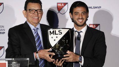 El beisbolista Fernando Valenzuela otorga el MVP a Carlos Vela, este lunes en Los Ángeles.