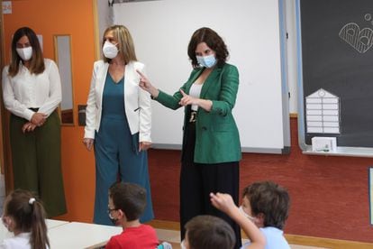 La presidenta de la Comunidad de Madrid, Isabel Díaz Ayuso, asistió este martes al inicio del curso 2020-21, marcado por la pandemia, en el Colegio de Educación Infantil y Primaria (CEIP) Francisco de Orellana, en Arroyomolinos. 