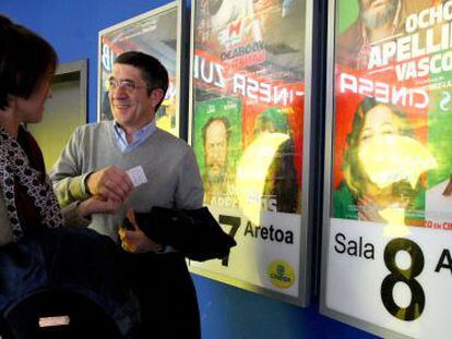 El ex-lehendakari Patxi L&oacute;pez y su mujer Bego&ntilde;a Gi&ntilde; en l&ntilde;os cines Zubiarte de Bilbao para ver la pel&iacute;cula &#039;Ocho apellidos vascos&#039;.