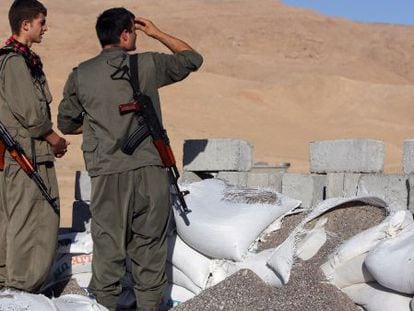 Milicianos de la guerrilla kurda de origen turco PKK vigilan un puesto en la ciudad de Majmur, en el norte de Irak.