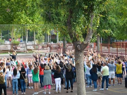 Niños, padres y maestros protestan el pasado viernes en el colegio público José María de Pereda de Leganés.