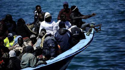 Una patera de 200 refugiados llega a Lampedusa, en abril de 2011. 