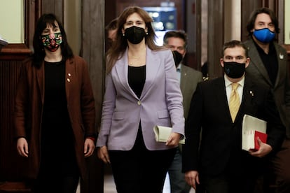 La presidenta del Parlament, Laura Borràs acompañada a la izquierda por los diputados Aurora Madaula y Jaume Alonso-Cuevillas el pasado febrero en el Parlament.