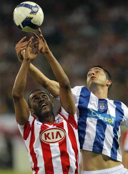 Pongolle y Camuñas disputan un balón colgado.