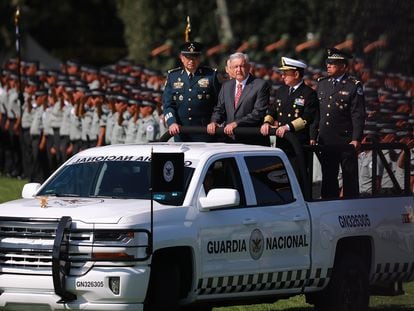 El presidente López Obrador pasa revista a los elementos de la Guardia Nacional.