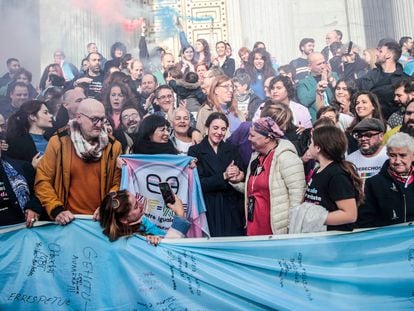 Manifestación a las puertas del Congreso durante la votación de la 'ley trans'.