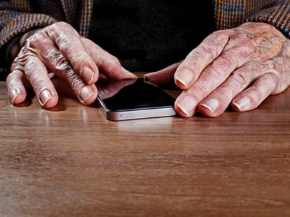 Un hombre mayor sostiene un 'smartphone'