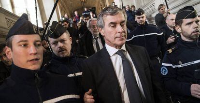 El exministro de Hacienda francés, Jerome Cahuzac, (c) sale del tribunal de justicia en París.