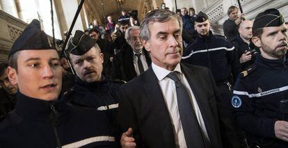 El exministro de Hacienda franc&eacute;s, Jerome Cahuzac, (c) sale del tribunal de justicia en Par&iacute;s.