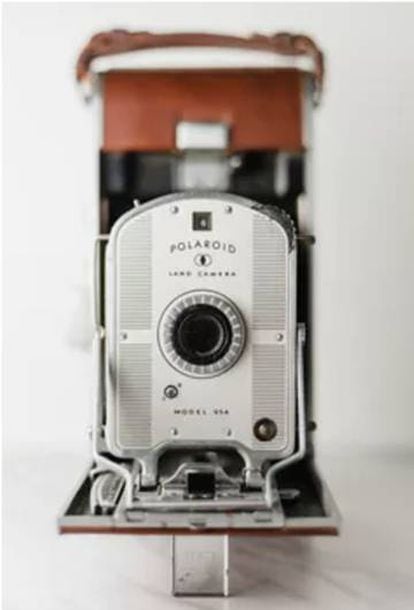La cámara Polaroid original liberó a los usuarios de tener que desplazarse hasta un cuarto oscuro a revelar sus fotografías.