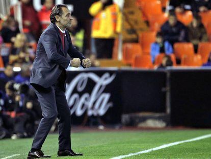 Prandelli durante un partido de Copa en Mestalla.