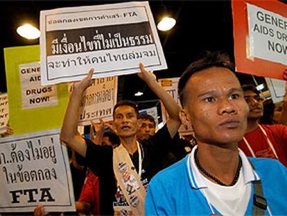 Manifestación de activistas en Bangkok para pedir que se potencien los medicamentos genéricos contra el sida.