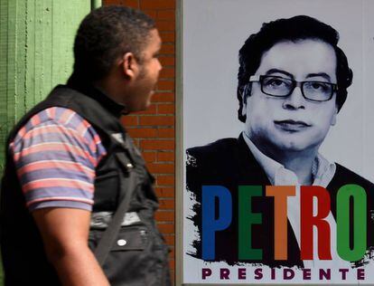 Un cartel electoral de Gustavo Petro en Cali, Colombia.
