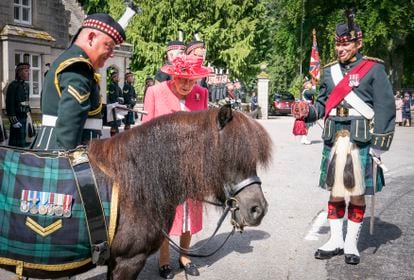 Durante la ceremonia, la monarca se ha reencontrado con Lance Corporal Cruachan IV, la mascota del Real Regimiento de Escocia. 