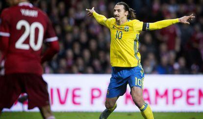 Zlatan Ibrahimovic celebra el gol de falta que fulmin&oacute; a Dinamarca. 