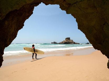 Un surfista en la playa de Castelejo, cerca de Vila do Bispo, en el Algarve portugués. 