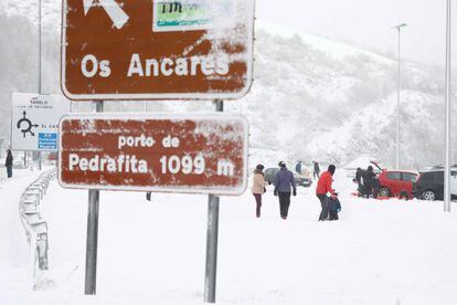 Varios niños juegan con la nieve en la montaña de Lugo, en el puerto de Pedrafita, el viernes.