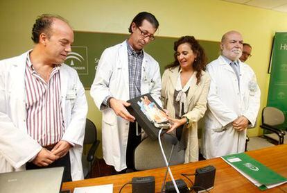 La consejera andaluza de Salud, María Jesús Montero, con parte del equipo quirúrgico del hospital Reina Sofía de Córdoba que ha implantado un corazón artificial permanente.