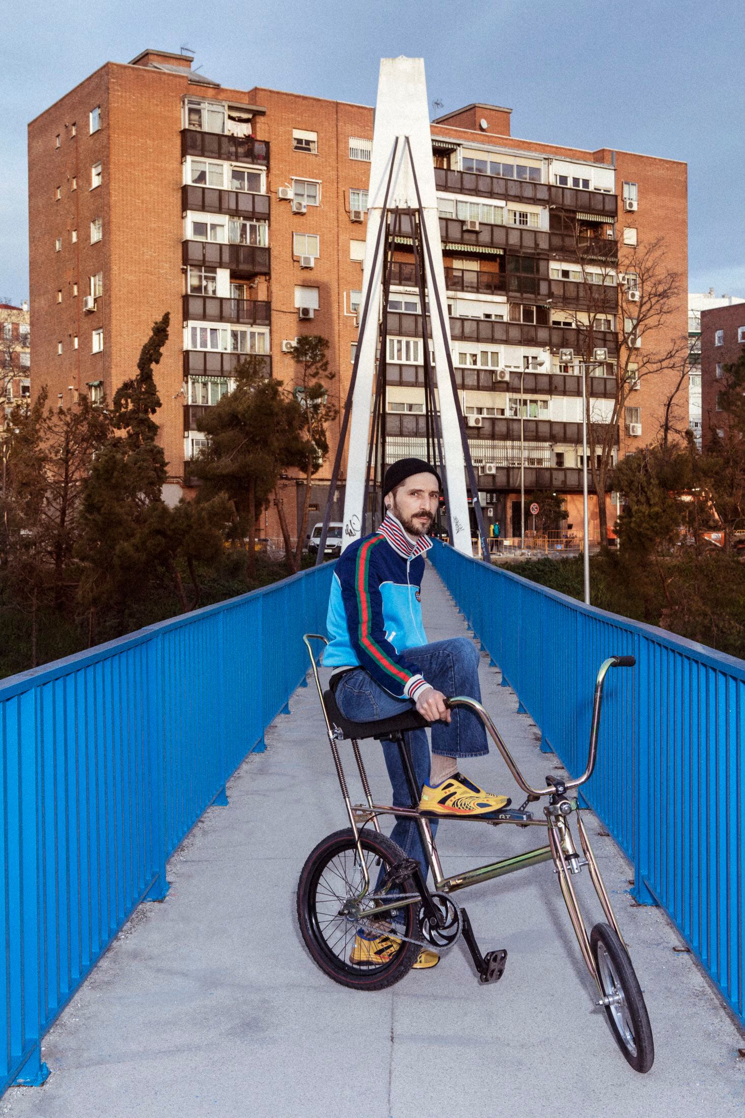 Héctor Muñoz, vestido de Gucci Resort 2021, en un puente sobre la M-30 obra de Javier Manterola.