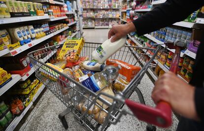 Un hombre hace la compra en un supermercado de Londres, este miércoles.