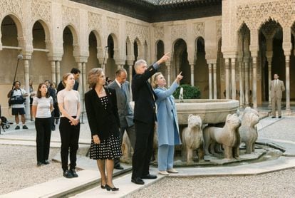 En 1997, Chelsea Clinton visitó Granada con sus padres Bill y Hillary, pero en el año 2002 volvió a España para visitar, con su novio de entonces, Asturias.