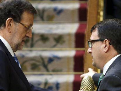 El presidente del Gobierno, Mariano Rajoy, conversando con el portavoz del PNV, Aitor Esteban.