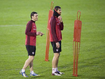 Aduriz, a la izquierda, junto a Llorente en un entrenamiento.