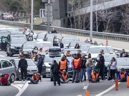 Activistas contra el cambio climático bloquean el túnel de San Gotardo en Suiza, el día 7.