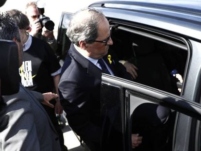 Quim Torra, president de la Generalitat, entra al cotxe oficial després de visitar els 'Jordis' a Soto del Real.