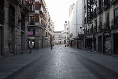 La madrileña calle Preciados con los comercios cerrados, este sábado. La Comunidad de Madrid afronta su primer día de cierre generalizado para hacer frente al coronavirus, una medida que afecta sobre todo al sector de la hostelería, pero que no tendrá efectos sobre los comercios de primera necesidad.