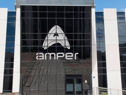 Los principales accionistas de Amper compran deuda de la empresa por tres millones