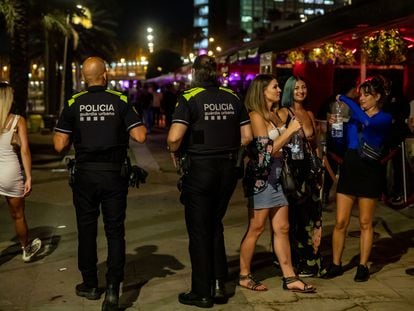 Agentes de la Guardia Urbana de Barcelona patrullan la zona de discotecas de la Barceloneta.