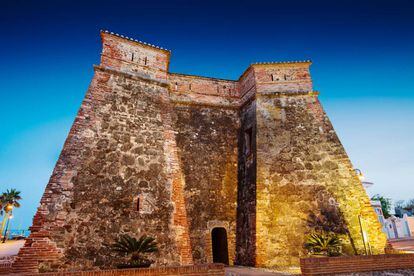 La Torre de Vigía o Torreón de La Cala, que acoge el Centro de Interpretación de las Torres Vigía y la oficina de turismo de Mijas.