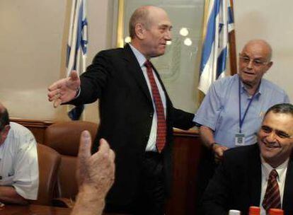 El primer ministro, Ehud Olmert, en una reunión en Jerusalén con supervivientes del Holocausto.