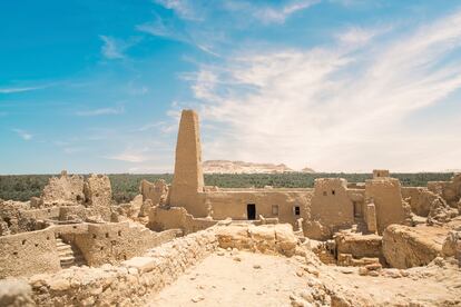 Vista de la mezquita de Aghurmi cerca del Oráculo en el oasis de Siwa, Egipto.