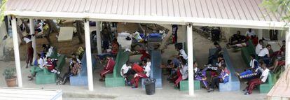 Un grupo de inmigrantes descansa en un centro de Lampedusa.