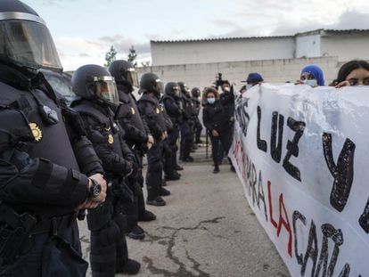 Agentes antidisturbios de la Policía Nacional controlaban el pasado 22 de octubre una protesta en la Cañada Real, de Madrid.